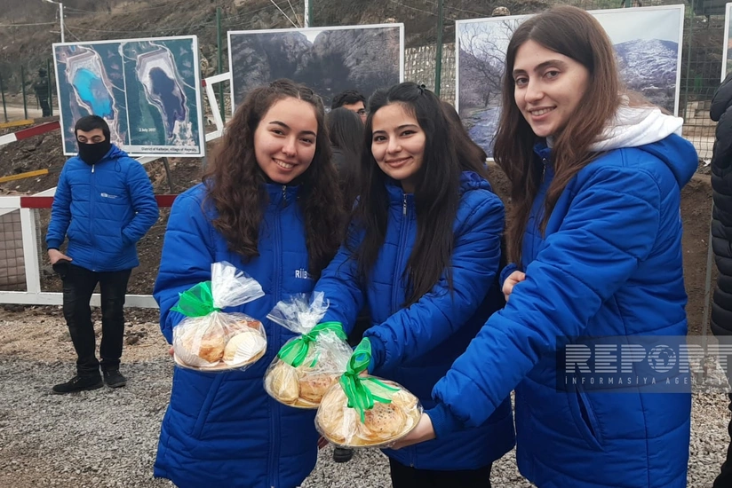 Xankəndi-Laçın yolundakı aksiya iştirakçılarına bayram sovqatı paylanılıb 