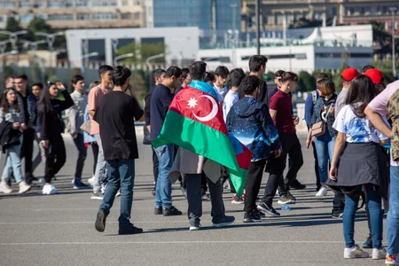 Könüllülərin iştirakı ilə Vətən var olsun! adlı fləşmob keçirilib