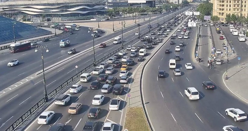 В Баку на ряде улиц и проспектов затруднено движение транспорта