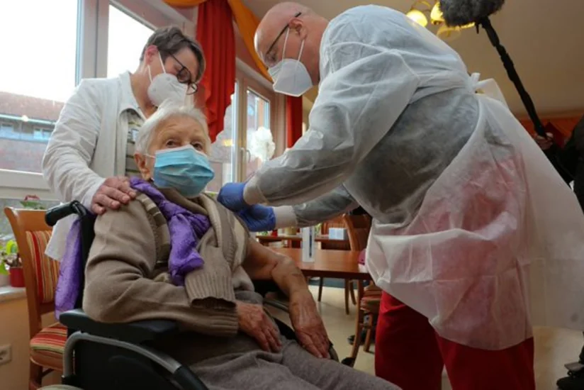 В Германии 101-летней женщине сделали прививку от COVID-19