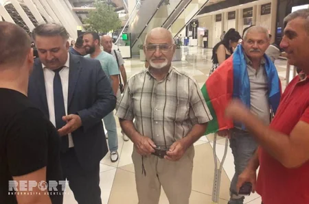 Fuad Abbasovu gətirən təyyarə Bakıya enib