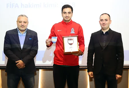 FIFA referilərinə emblemlər təqdim olunub
