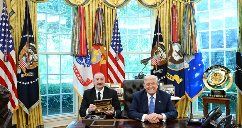 Donald Trump presents symbolic keys to White House to President Ilham Aliyev