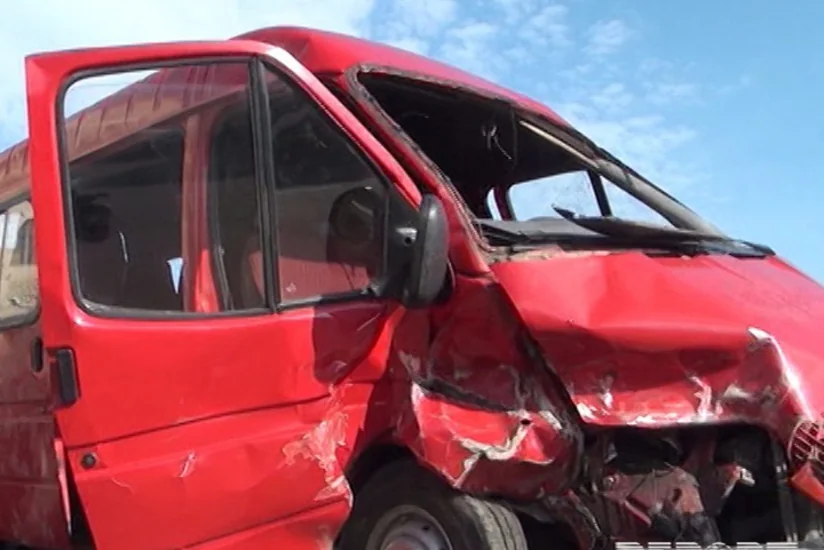 В Гяндже столкнулись маршрутный автобус и автомобиль