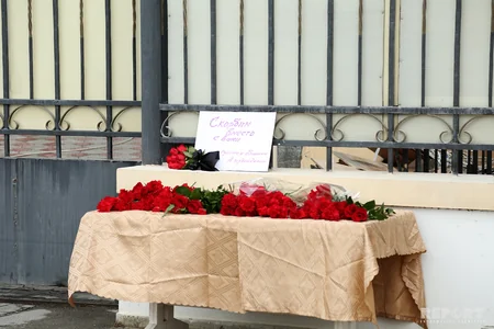 Rusiyanın Bakıdakı səfirliyinə gül dəstələri qoyurlar - FOTO