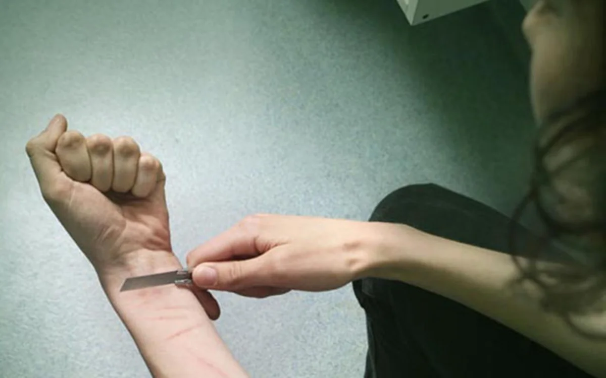 Sabunçuda 25 yaşlı gənc qolunu doğradı