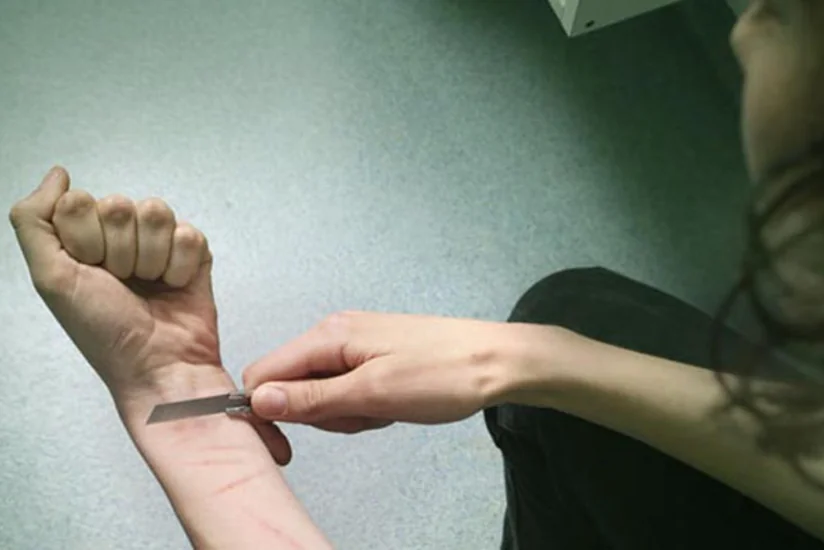Sabunçuda 25 yaşlı gənc qolunu doğradı