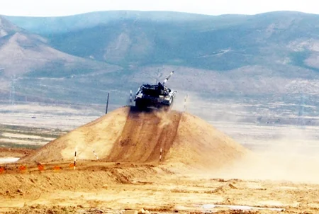 Azərbaycanın müdafiə naziri Silahlı Qüvvələrin tank bölmələrinin döyüş hazırlığını yoxlayıb