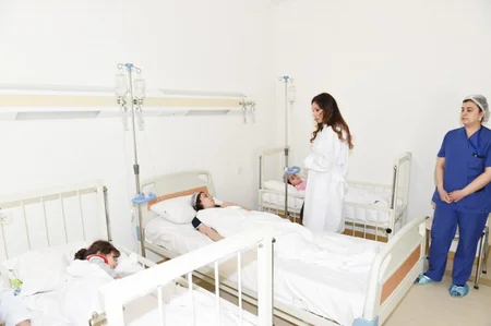Azərbaycanın birinci xanımı yanğın nəticəsində xəsarət alanların vəziyyəti ilə maraqlanıb