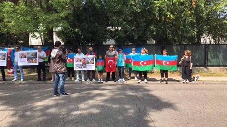 Azərbaycanlılar Ermənistanın Almaniyadakı səfirliyi önündə etiraz aksiyası keçirib
