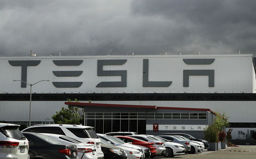Tesla drivers report being locked out during server outage