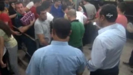 Türkiyənin Cizrə qəsəbəsinin sakinləri ərzaq ehtiyyatı toplayıb