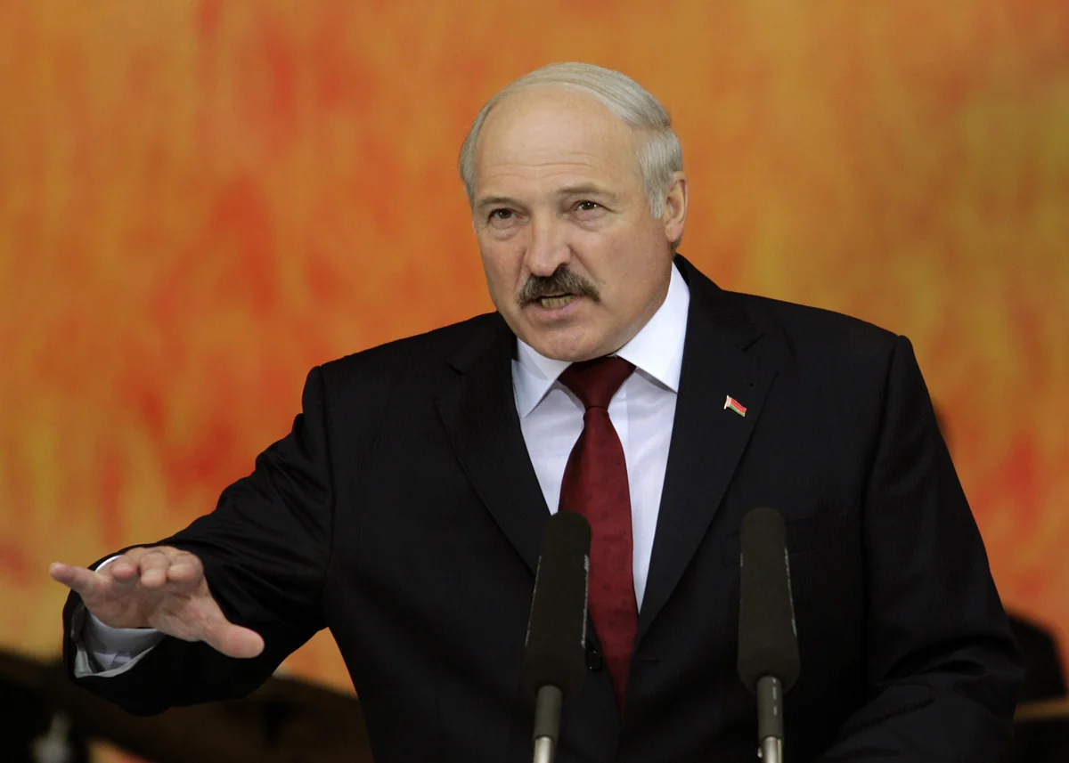 Aleksandr Lukaşenko Fəxri və Şəhidlər xiyabanlarını ziyarət edib - ƏLAVƏ OLUNUB