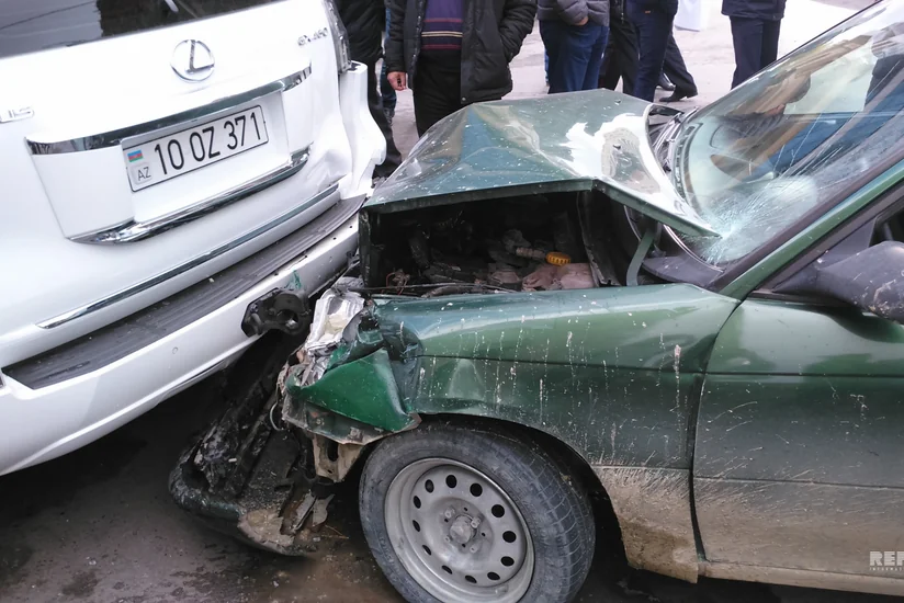Bakıda polisin təqib etdiyi maşın qəza törədib - FOTO