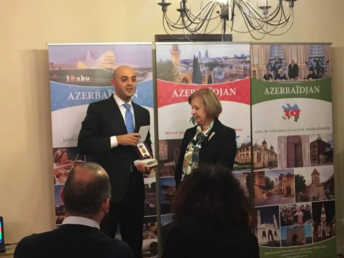Fransada Şirin Məlikoffa Azərbaycan Demokratik Respublikasının yubiley medalı təqdim olunub