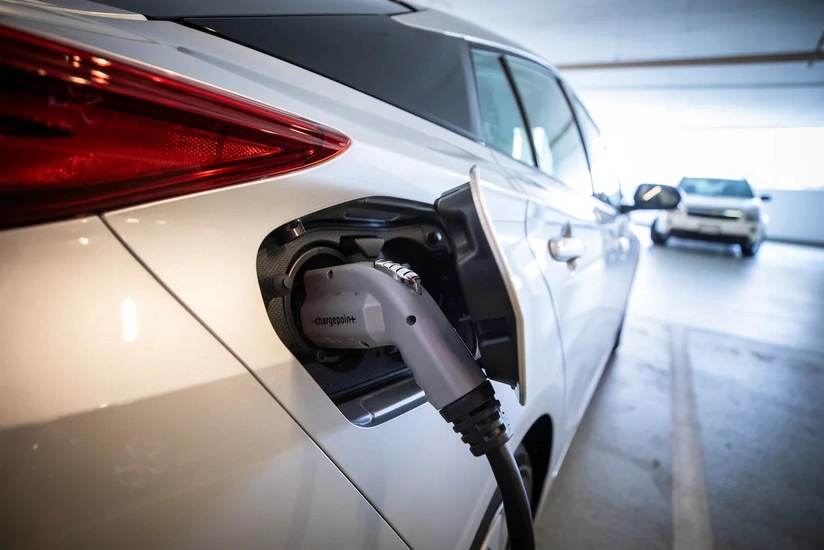 Niderland neft nəhəngi elektromobil və akkumulyator istehsal edəcək