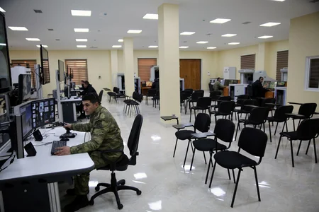 Министр обороны проверил боеспособность бронетехники в прифронтовой зоне