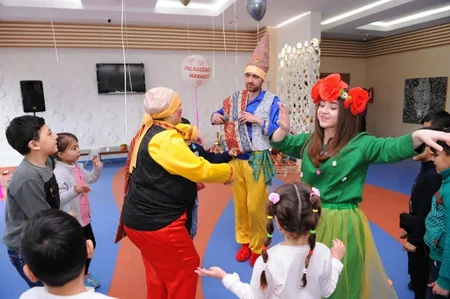 Heydər Əliyev Fondunun təşəbbüsü ilə kimsəsiz və xüsusi qayğıya ehtiyacı olan uşaqlar üçün Novruz şənlikləri keçirilib