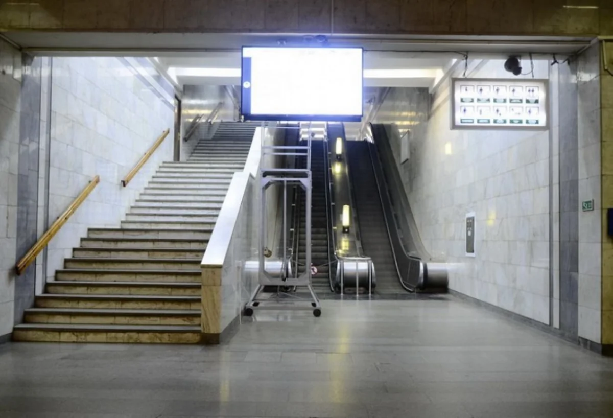 Bakıda 43 yaşlı kişi metroda yıxılaraq xəsarət aldı