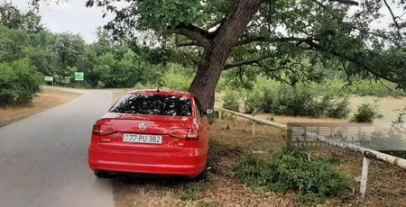 Nabranda avtomobil ağaca çırpılıb, xəsarət alanlar var