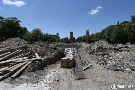 В Ереване демонстранты ворвались в здание городской администрации