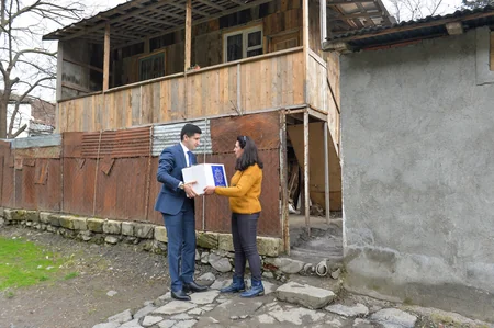 Heydər Əliyev Fondu aztəminatlı ailələrə Novruz sovqatları paylayır