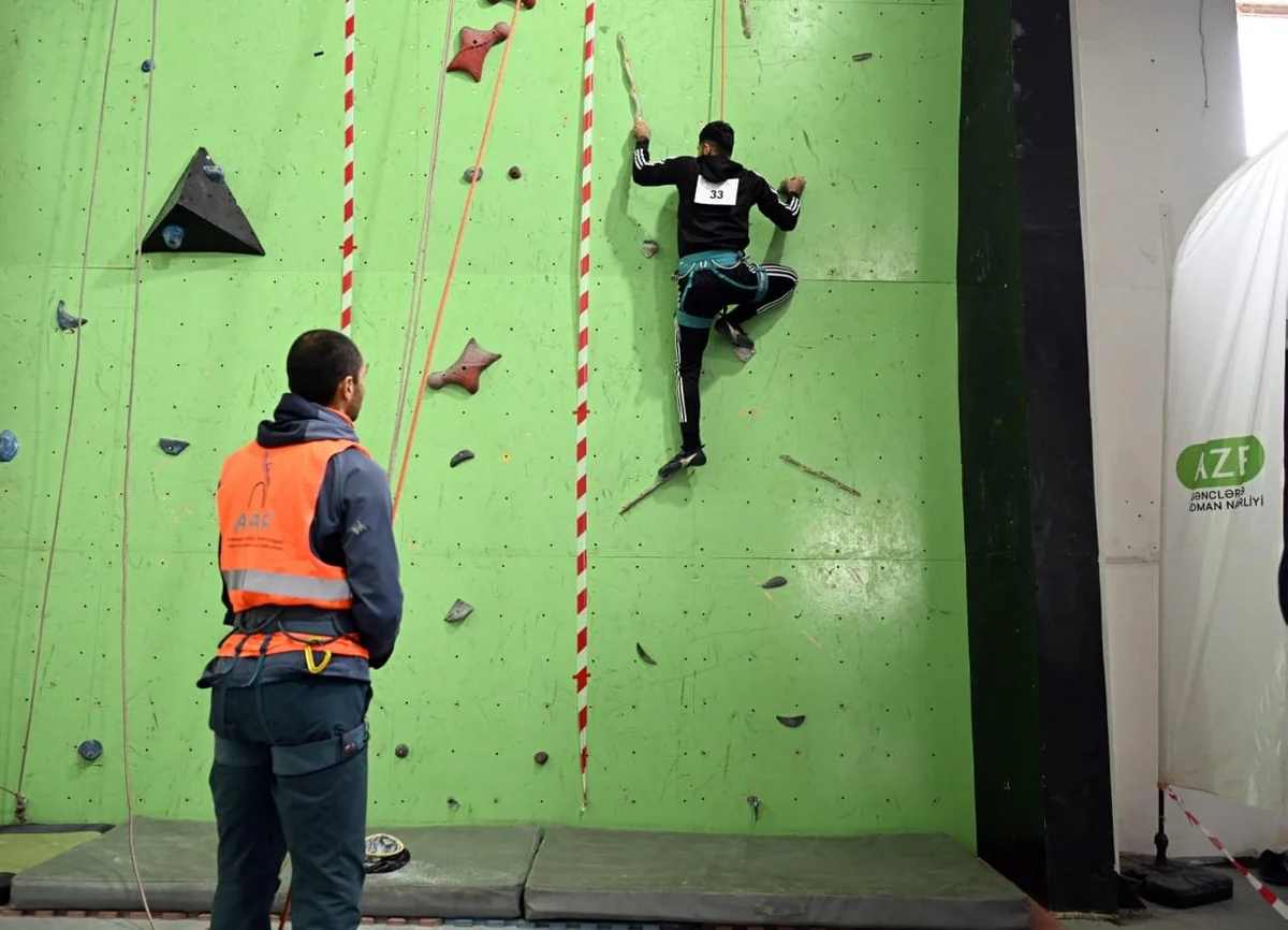 Dövlət qurumlarının əməkdaşları arasında idman dırmanması üzrə yarış keçirilib