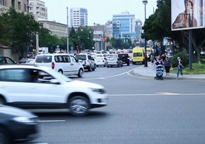 Residents and tourists face difficulties due to lack of pedestrian lines in Baku central avenues - VIDEO