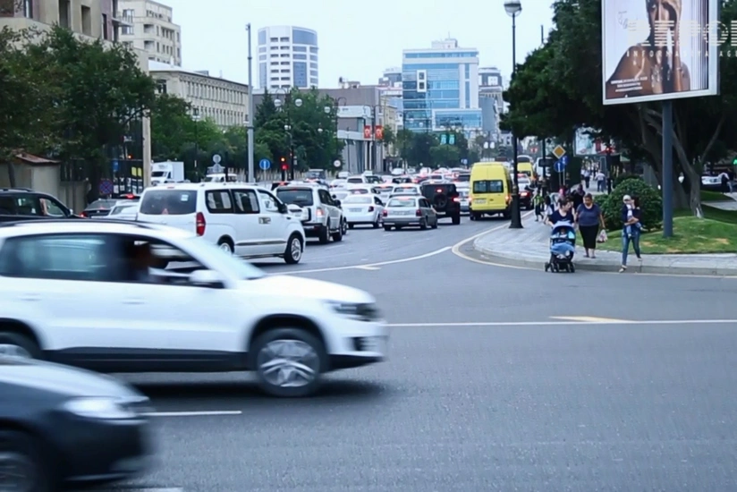Bakının mərkəzi prospektində piyada zolağının olmaması sakinlər və turistlər üçün çətinliklər yaradır - VİDEO