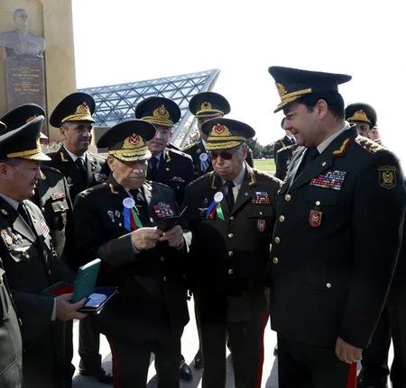 Руководство министерства обороны посетило памятник Ази Асланову