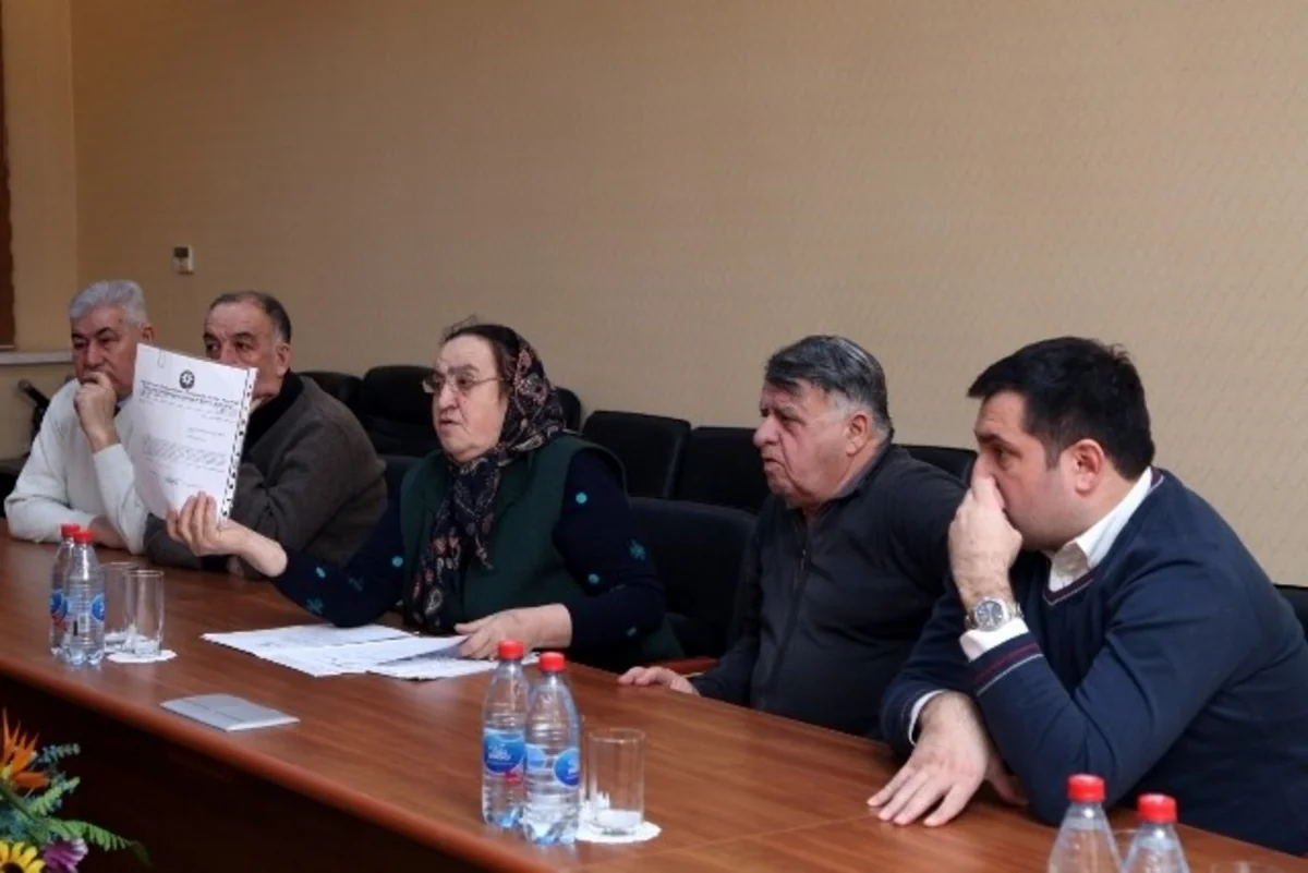 “Azəriqaz”ın baş direktoru qazdan qanunsuz olaraq istifadə edən sakinlərlə görüşdü - VİDEO