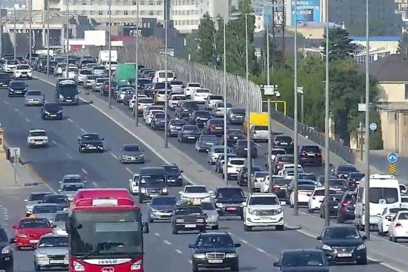 Bakının bir sıra yollarında tıxac yaranıb