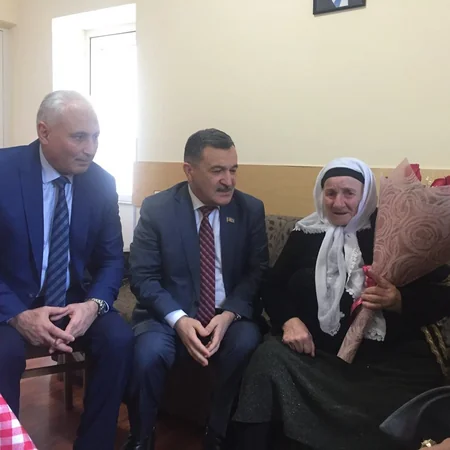 Milli Məclisin deputatları Goranboyda tapılan 102 yaşlı çeçen əsilli qadını ziyarət edib