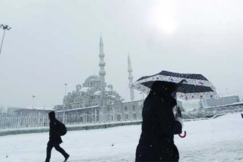 Güclü qar ​İstanbulda 116 təyyarə reysinin təxirə salınmasına səbəb olub