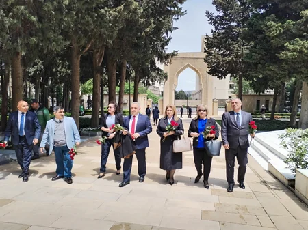 Azərbaycan Milli QHT Forumunun yeni rəhbərliyi Fəxri və Şəhidlər xiyabanlarını ziyarət edib