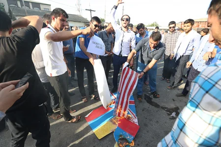 ​Bakıda ABŞ, İsrail və Böyük Britaniyanın bayraqları yandırılıb