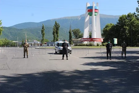 Polis İsmayıllıda sərt karantin rejimi qaydalarına nəzarət edir