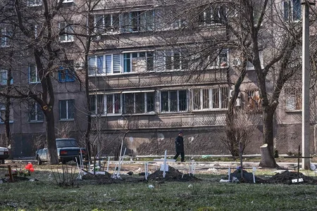 В Мариуполе жители хоронят своих родственников на улицах