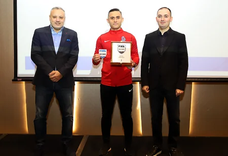 FIFA referilərinə emblemlər təqdim olunub
