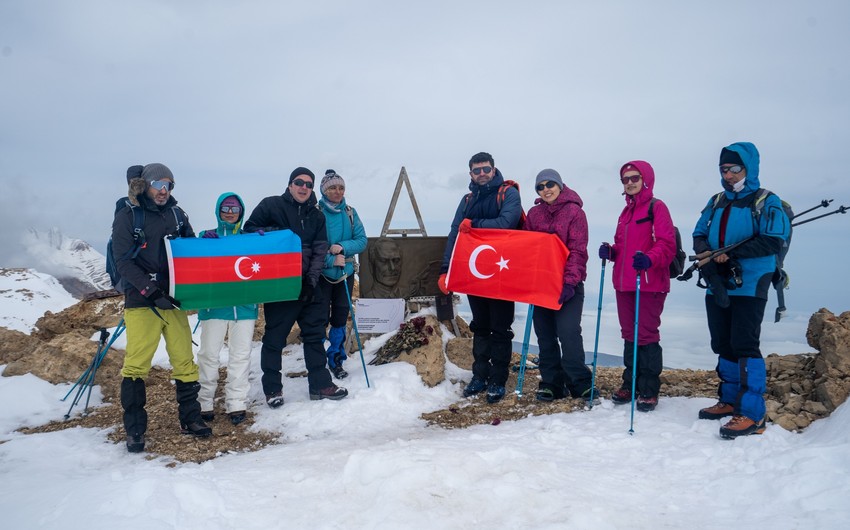 “Azərlotereya”nın bir qrup əməkdaşı “Heydər Zirvəsi”nə yürüş edib