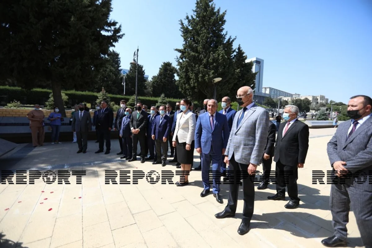 Representatives of Azerbaijani political parties visit Turkish Martyrs' Cemetery