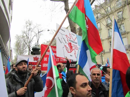 Parisdə ermənilər azərbaycanlılara hücum edib, yaralananlar var