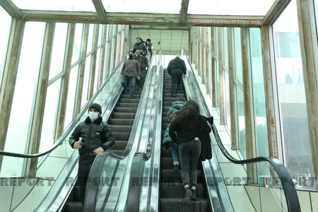 Bakıda piyada keçidlərində bəzi eskalatorlar niyə işləmir?  - VİDEO