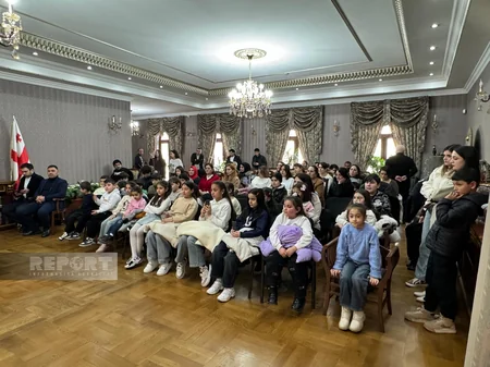 Tbilisidə “BEEZ” Uşaq Teatrı “Tıq-Tıq xanım” tamaşasının premyerasını keçirib