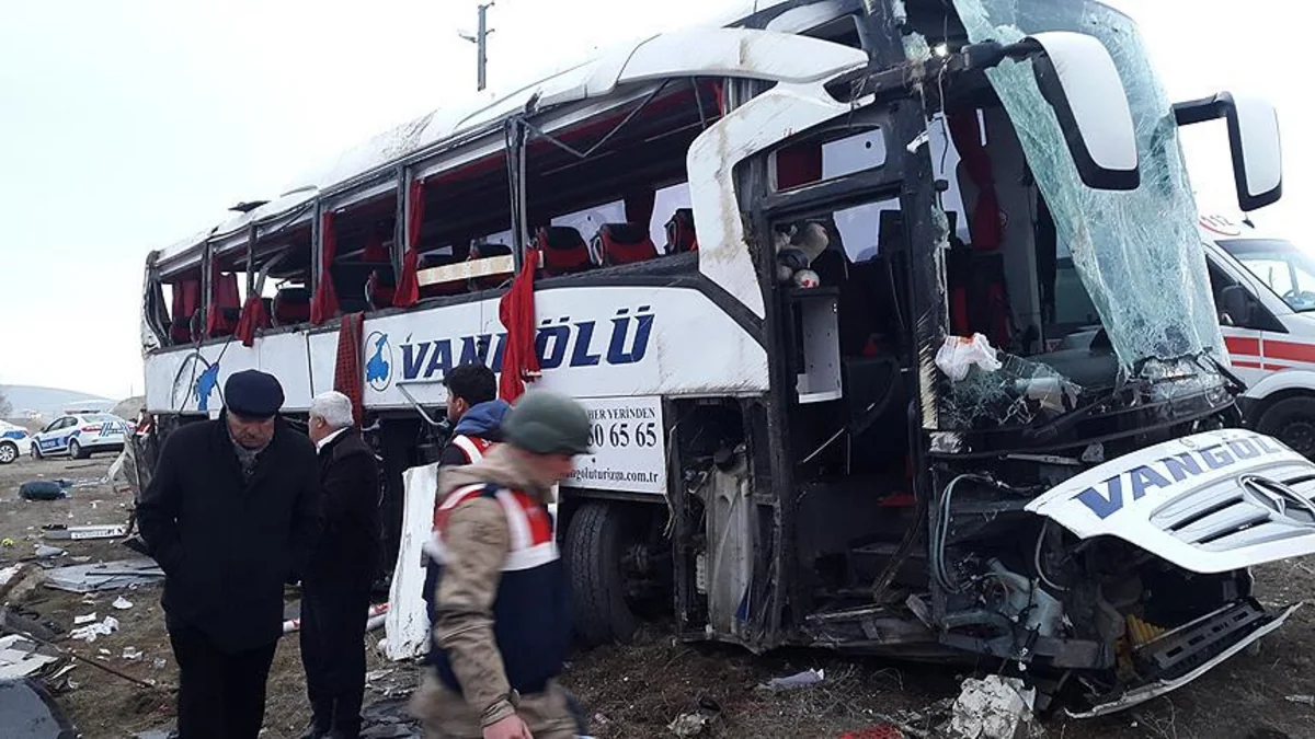 Türkiyədə avtobus aşıb, 2 nəfər ölüb, 22 nəfər yaralanıb