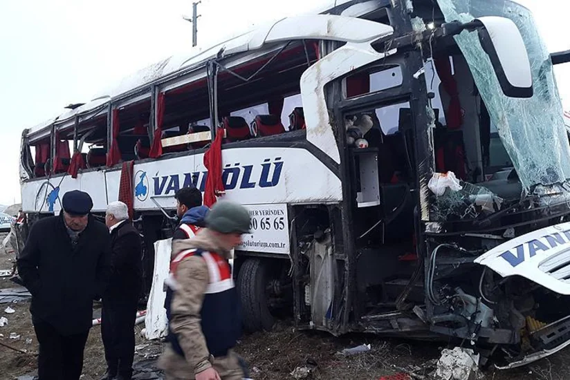 Türkiyədə avtobus aşıb, 2 nəfər ölüb, 22 nəfər yaralanıb