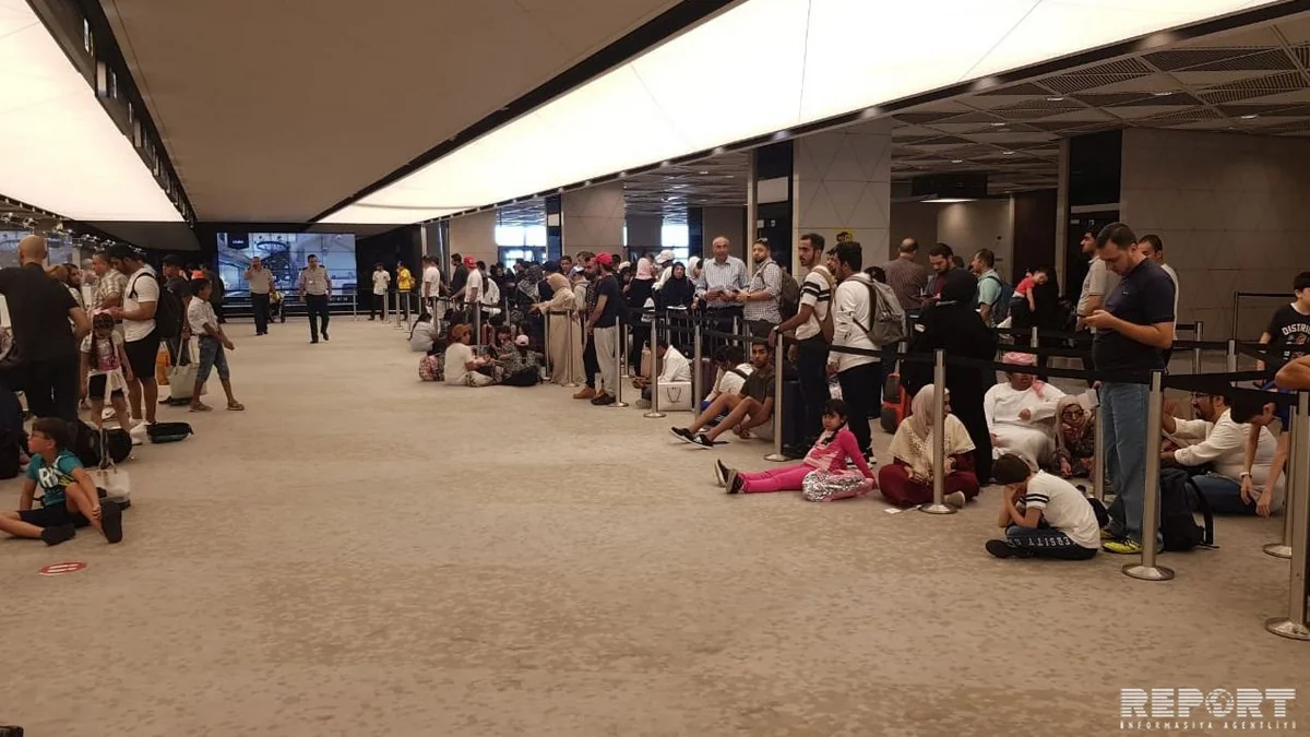 Bakı aeroportunda sərhəddən keçməklə bağlı problem yaranıb - FOTO - ƏLAVƏ OLUNUB