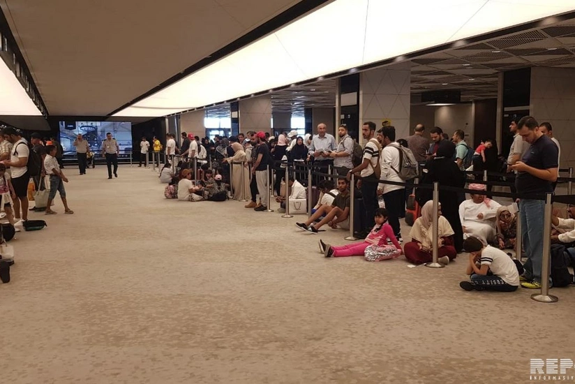 Bakı aeroportunda sərhəddən keçməklə bağlı problem yaranıb - FOTO - ƏLAVƏ OLUNUB