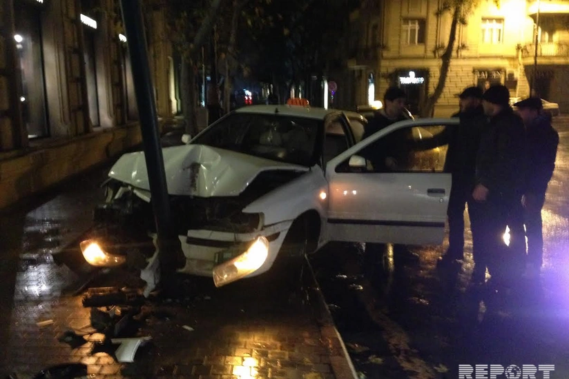 Bakıda taksi qəza törədib, xəsarət alan var - FOTO