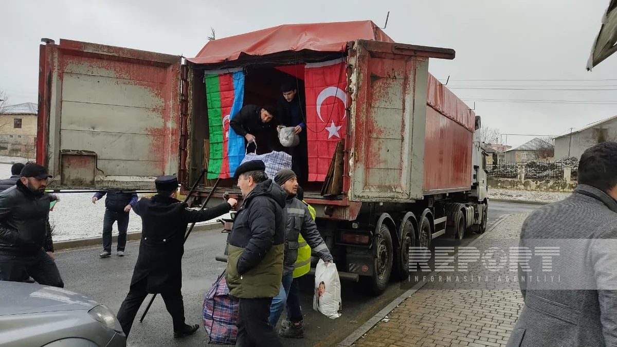 Qaxda yığılan yardımla dolu ilk TIR Türkiyəyə yola düşüb